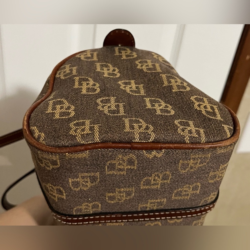 Dooney & Bourke Brown Monogram barrel Bag - Picture 4 of 13